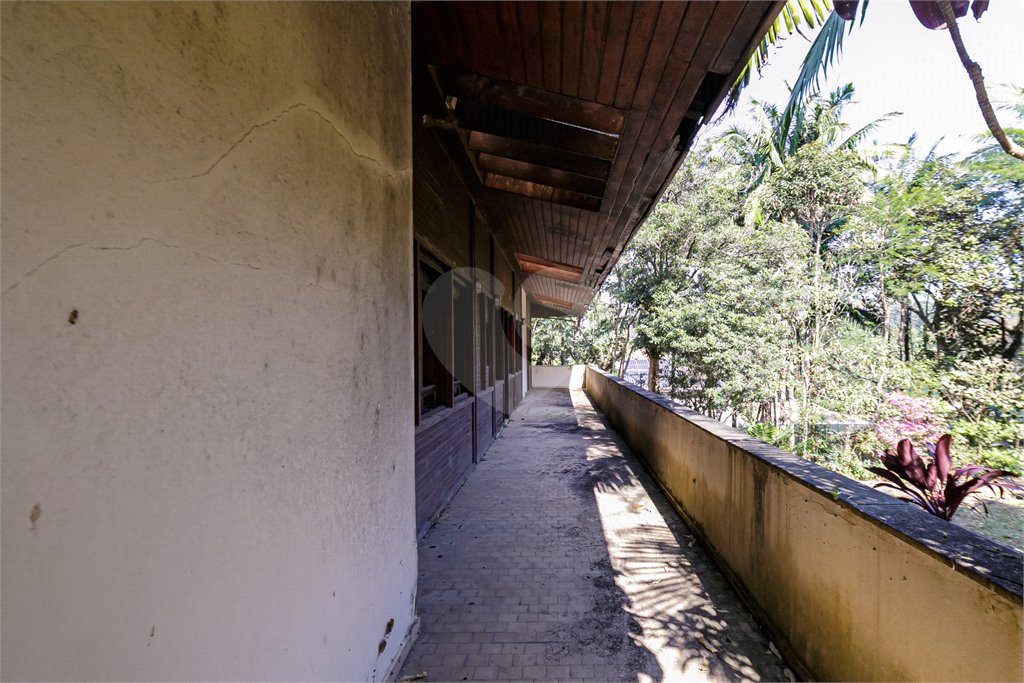 Casa à venda com 5 quartos, sendo 3 suítes, no condomínio Chácara Flora, São Paulo - SP