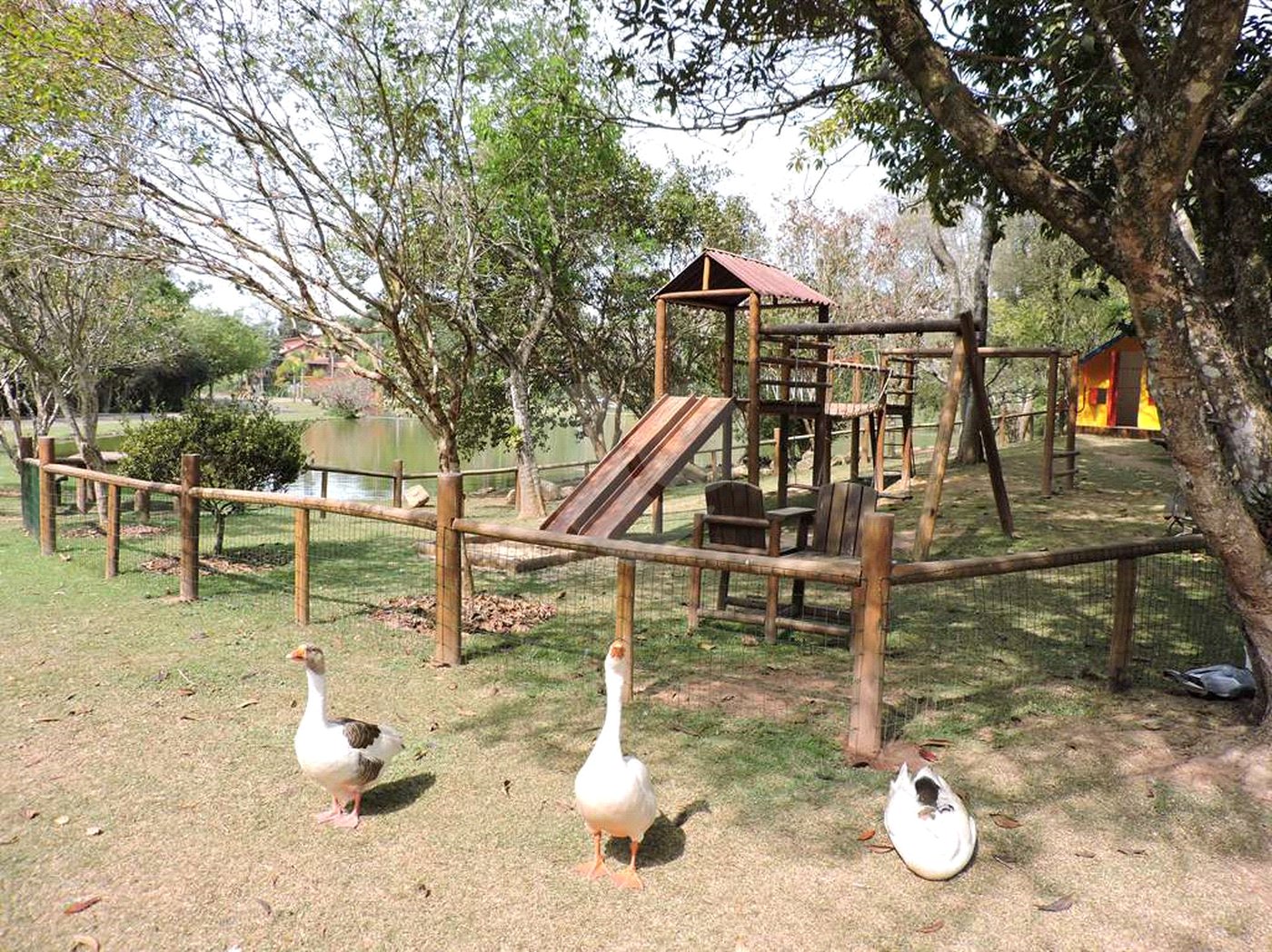 Casa à venda com 4 quartos, sendo 2 suítes,  no condomínio Granja Vianna II, Cotia - SP