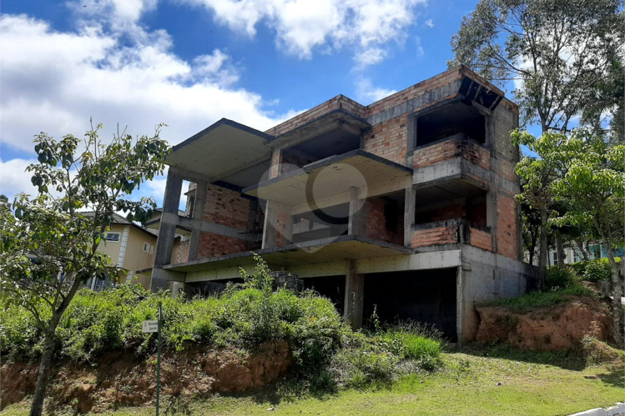 Sobrado à venda com 4 suítes em Roseira, Mairiporã, SP
