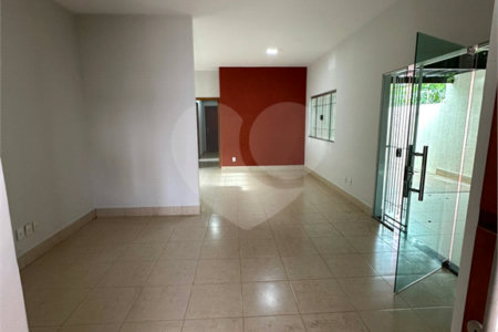 Casa à venda com 3 quartos, sendo 1 suíte, em Jardim Santa Marta, Cuiabá, MT