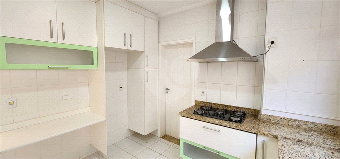 Casa à venda com 3 suítes no condomínio Recanto dos Paturis, Vinhedo - SP