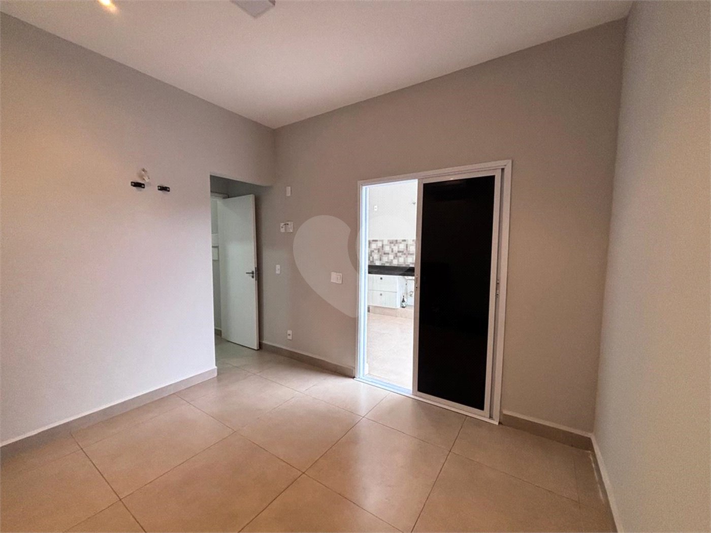 Casa à venda com 2 quartos, sendo 1 suíte, no condomínio Terras de São Francisco, Sorocaba - SP