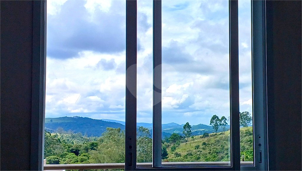 Casa à venda com 3 quartos, sendo 2 suítes, no condomínio Altos de São Roque, São Roque - SP