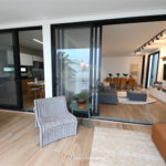 Indaiatuba - SP - Condomínio Helvetia Park - 490 m² Terreno - Sobrado com 307 m² de Área Construída - Escritório com móveis planejados - Sala de estar e jantar ampla e integradas - Cozinha planejada completa, com eletrodomésticos (cooktop, forno, coifa, geladeira, microondas) - Lavanderia