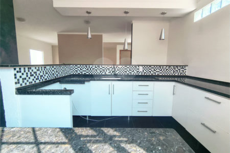 Casa com Suíte Master, Closet, Piscina e Espaço Gourmet Próxima ao Parque Ecológico- 03 quartos -com quintal