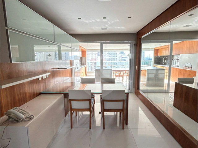 Apartamento à venda com 3 suítes em Moema, São Paulo, SP