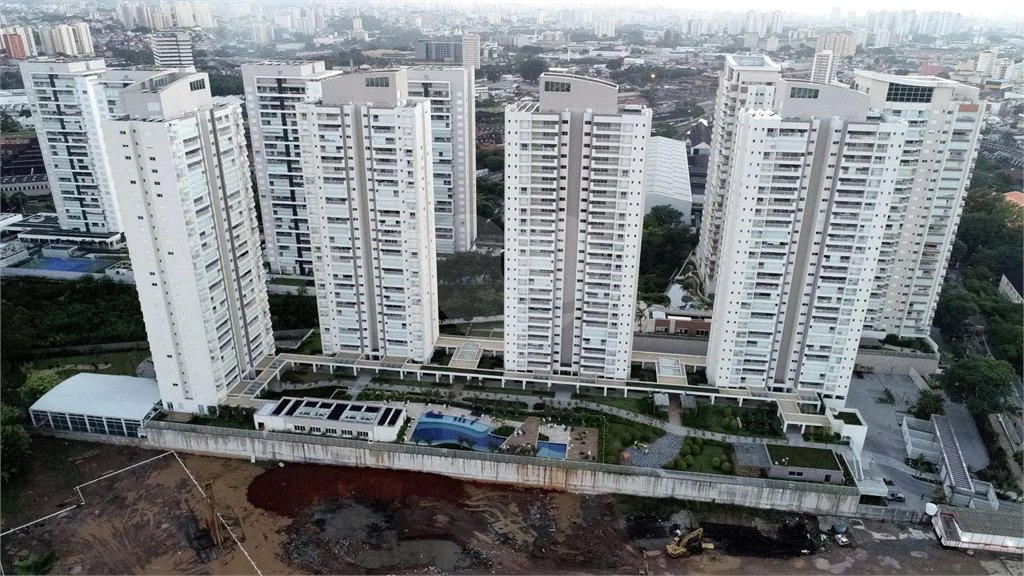 Apartamento à venda com 3 quartos, sendo 1 suíte,  em Vila Anastácio, São Paulo, SP