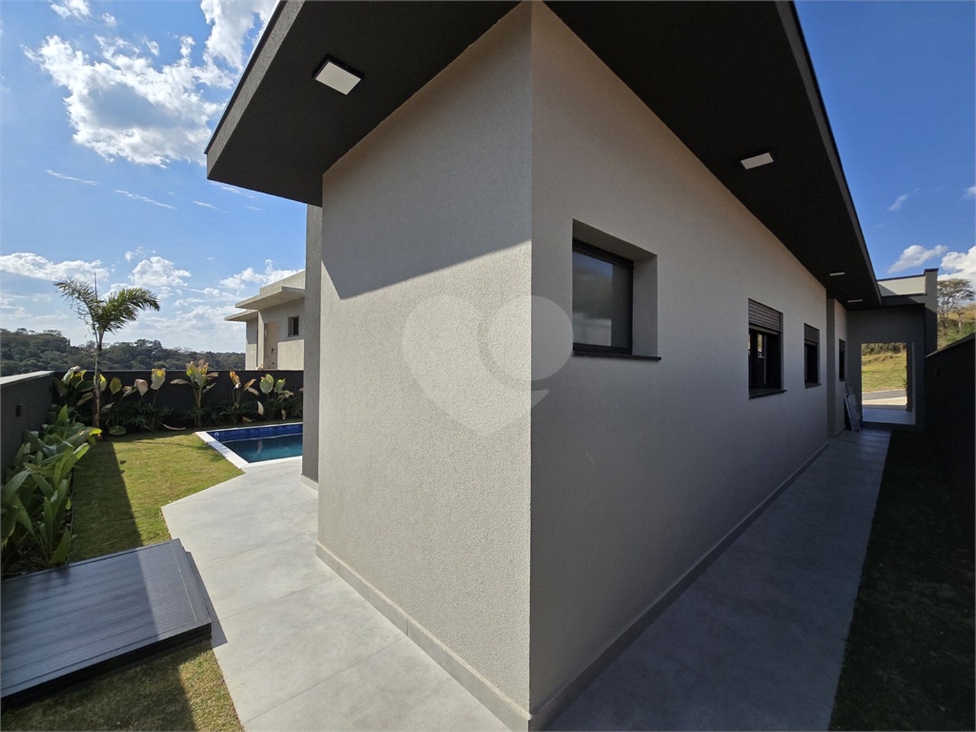 Maravilhosa Casa térrea em condomínio fechado no Portal Lamis, com 3 suítes, piscina privativa e persianas elétricas em excelente condomínio com salão de festas, piscina, quadras de tênis, beach tênis e campo de futebol. Vista cinematográfica da Pedra Grande.