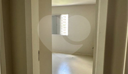 Apartamento à venda com 3 quartos, sendo 1 suíte,  em Campo Belo, São Paulo, SP