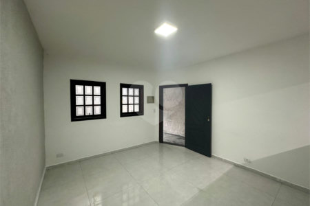 Casa Térrea à venda com 3 quartos, sendo 1 suíte,  em Vila Suissa, Mogi das Cruzes, SP
