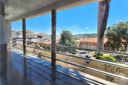 Casa à venda ou para alugar com 4 quartos, sendo 2 suítes,  em Santa Rosa, Vinhedo, SP
