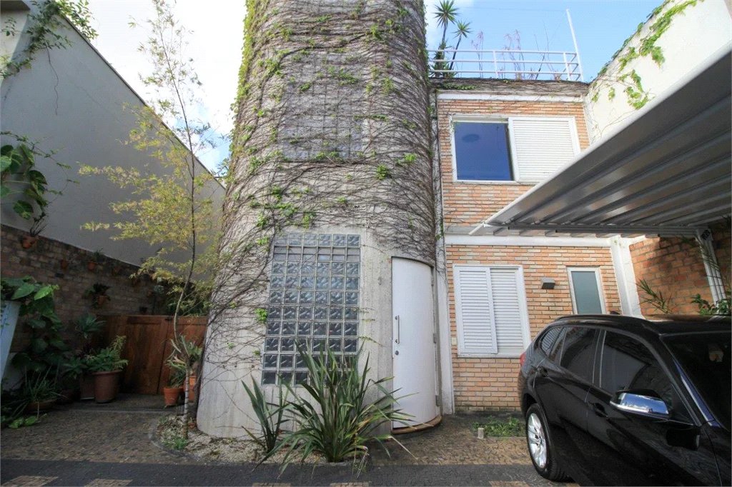 Casa à venda ou para alugar com 5 quartos, sendo 3 suítes, em Vila Madalena, São Paulo, SP