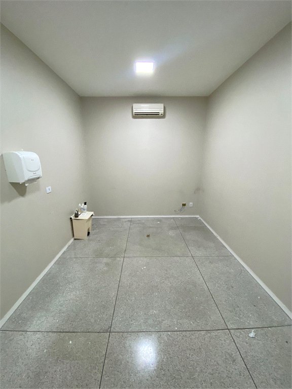 Salão Comercial para alugar em Vila Romanópolis, Ferraz de Vasconcelos, SP