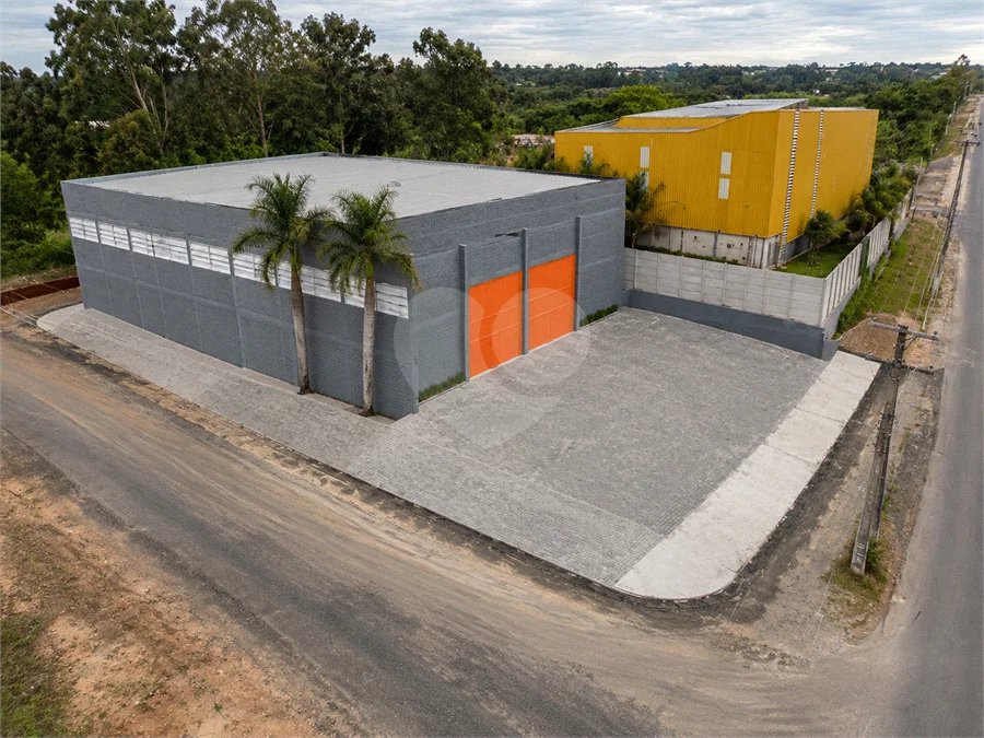 GALPÃO INDUSTRIAL NOVO – 800 M² - Em frente à Rodovia Kanela Forti