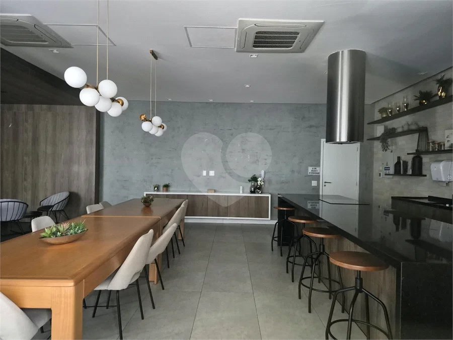 Oportunidade na Vila Leopoldina!! Apartamento com dois dormitórios, sendo uma suíte, dois banheiros, e com duas vagas.