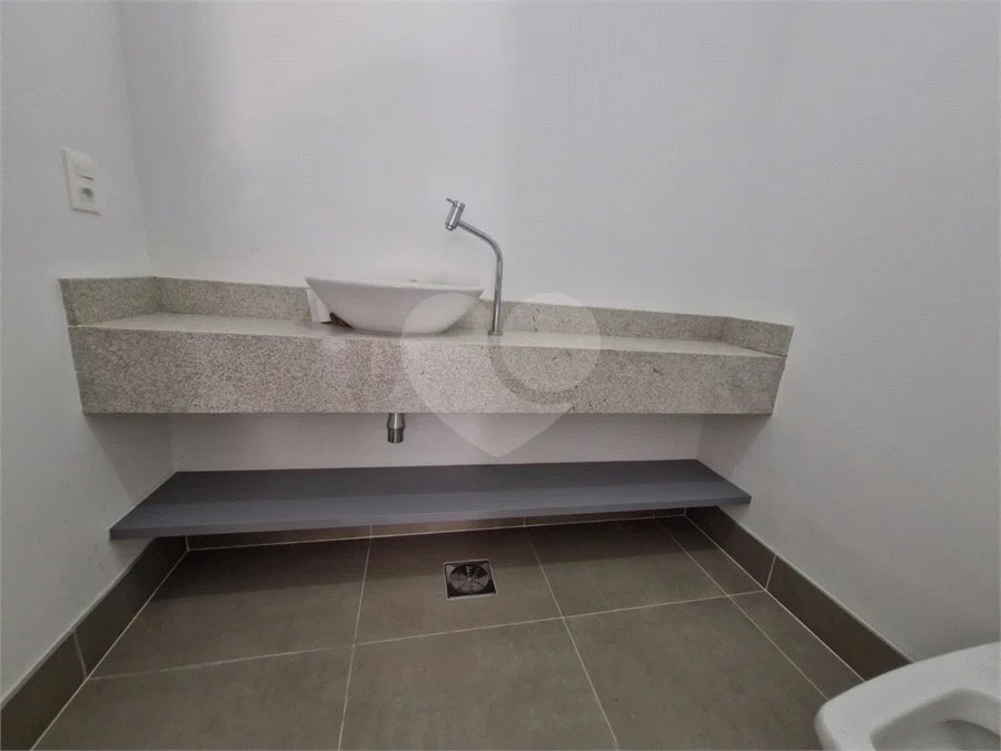 Casa à venda ou para alugar com 3 suítes no condomínio Jardim Flora, São Paulo - SP