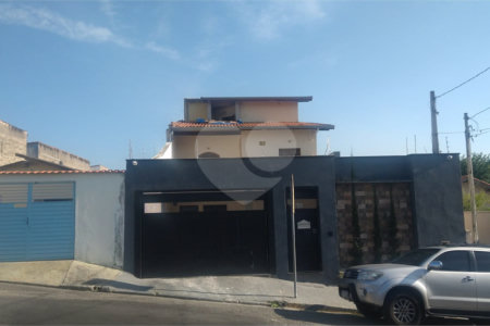 Sobrado à venda com 3 suítes em Vila Oliveira, Mogi das Cruzes, SP