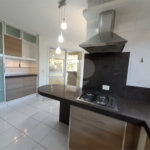 Casa à venda com 4 quartos, sendo 3 suítes, no condomínio Residencial Terras de Vinhedo, Vinhedo - SP