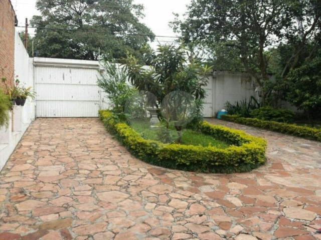 Casa à venda com 5 quartos, sendo 2 suítes,  no condomínio Luís Romero Sanson, São Paulo - SP