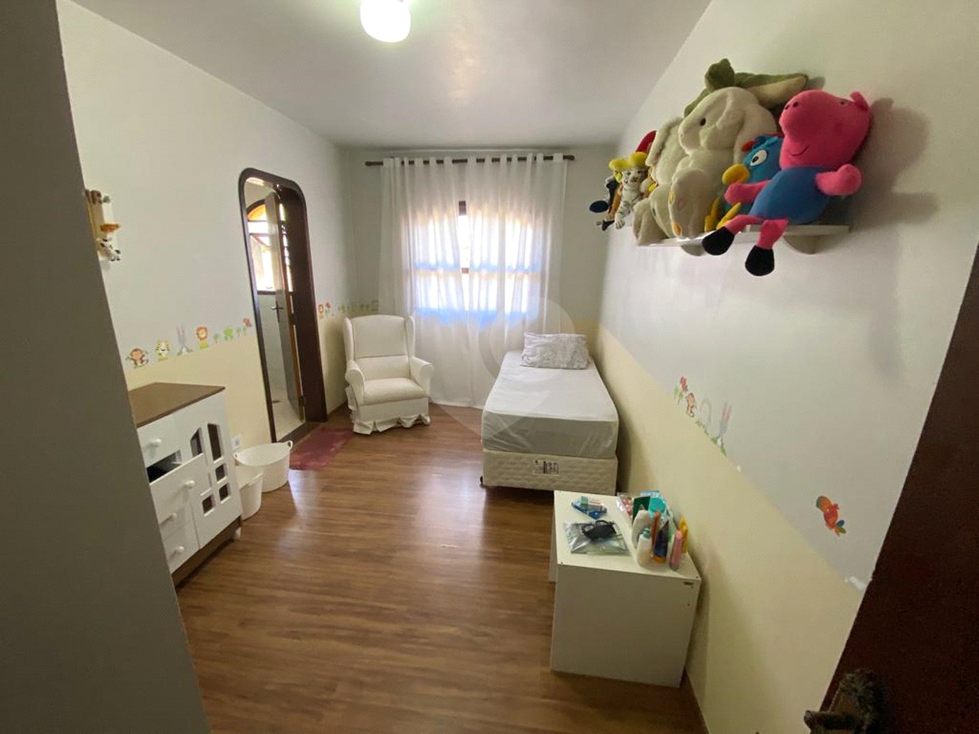 Casa à venda com 5 quartos, sendo 4 suítes, no condomínio Vilarejo Estoril, Mairiporã - SP