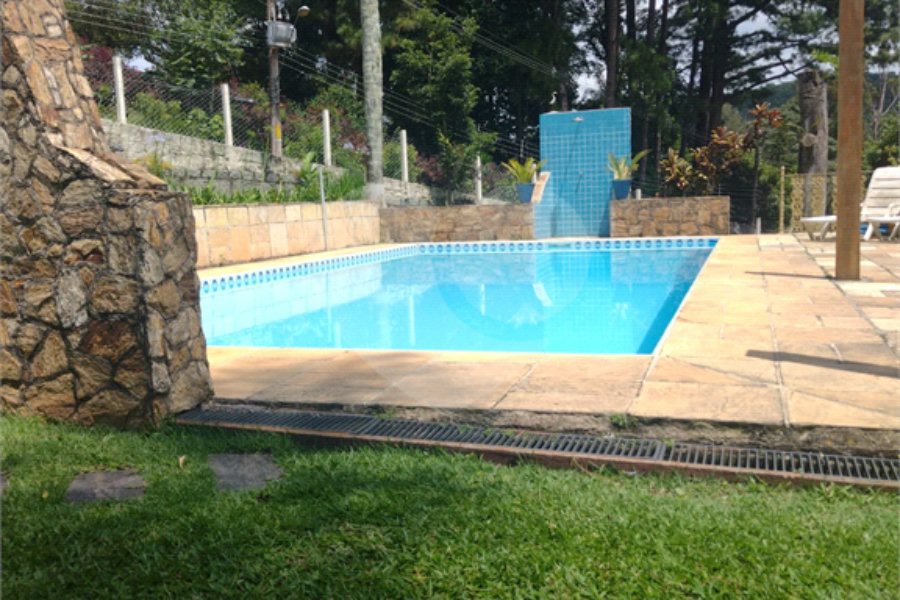 Casa à venda com 4 quartos, sendo 2 suítes,  no condomínio Cinco Lagos, Mairiporã - SP