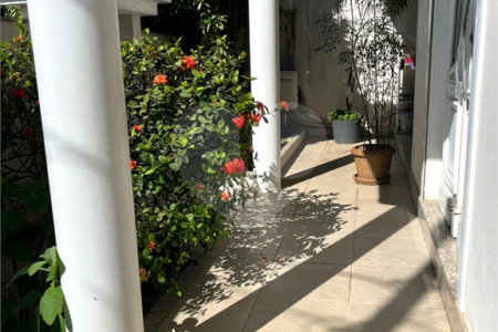 Casa à venda com 3 quartos, sendo 2 suítes, no condomínio Laura Serra, Rio de Janeiro - RJ