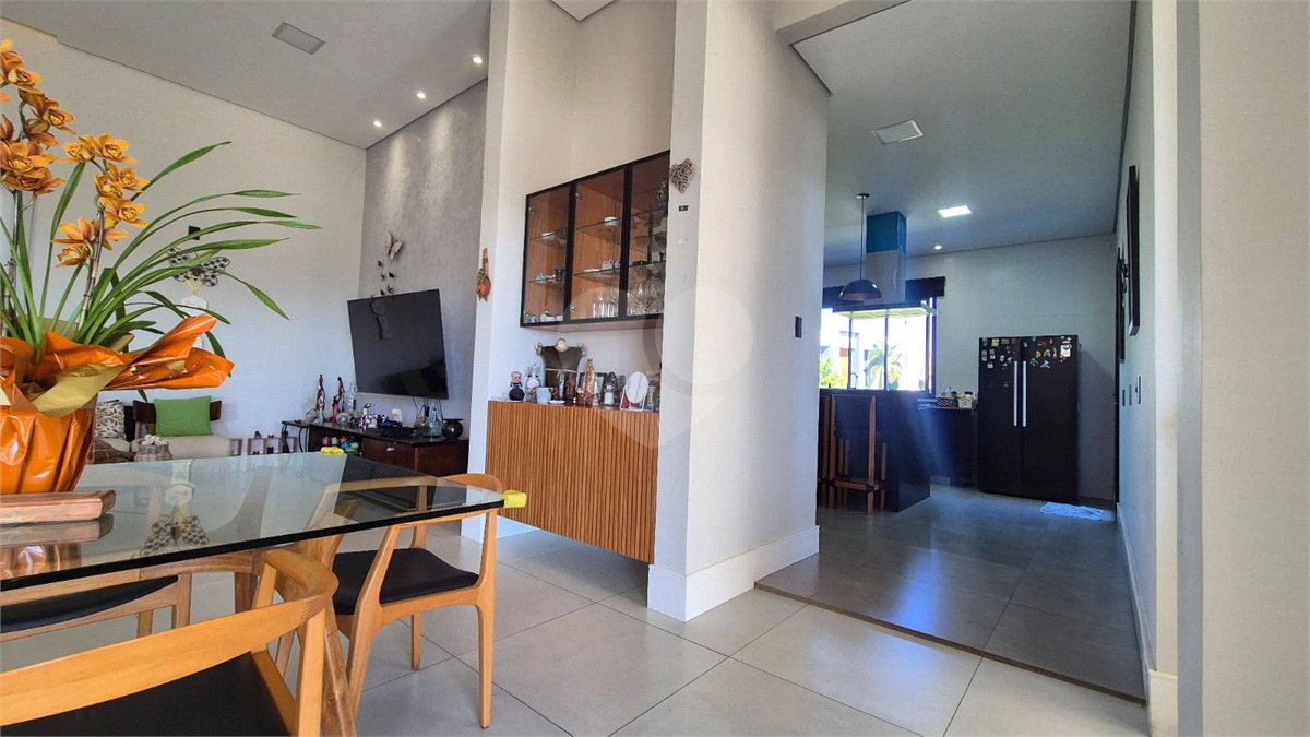 Casa à venda com 5 quartos, sendo 3 suítes, no condomínio Residencial Vale do Lago, Sorocaba - SP