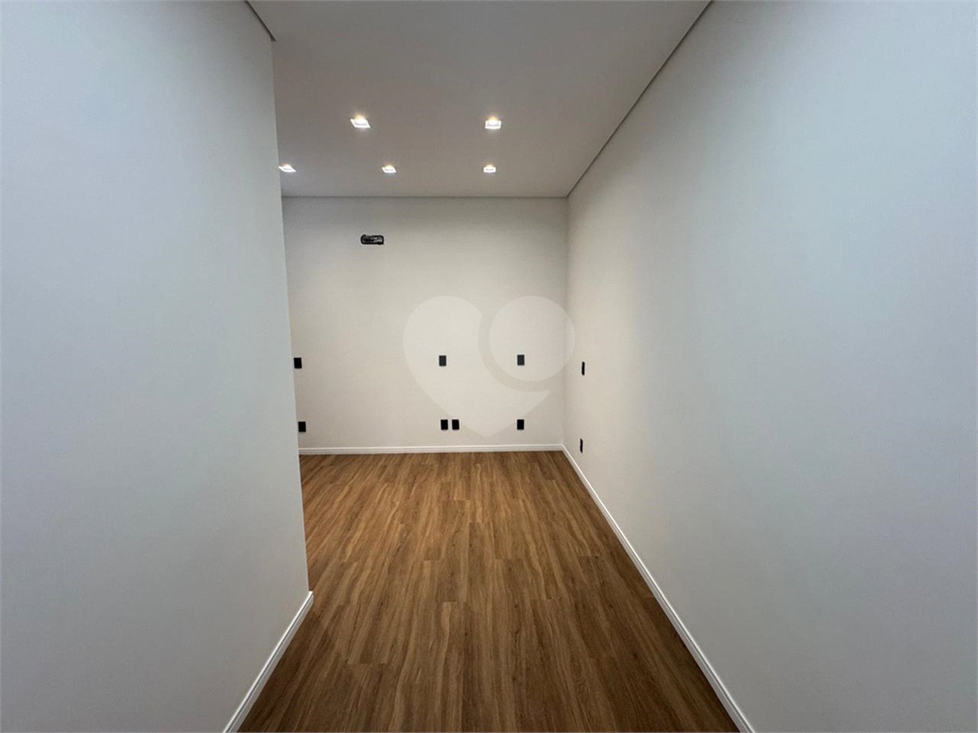 Linda casa a venda no condomínio Villeneuve