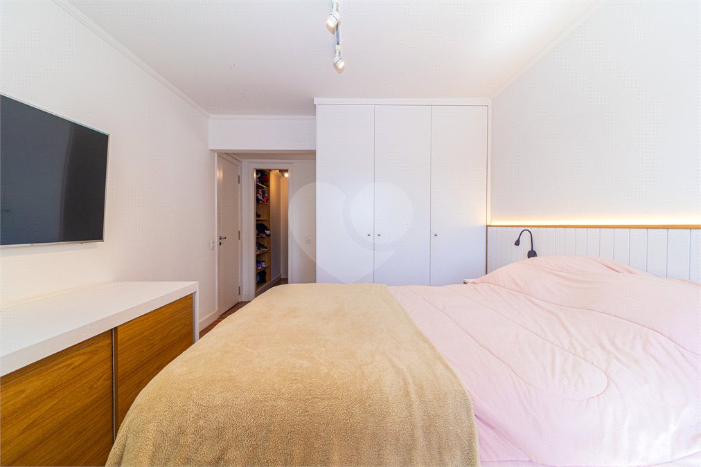Apartamento à venda com 3 quartos, sendo 1 suíte,  em Alto da Boa Vista, São Paulo, SP