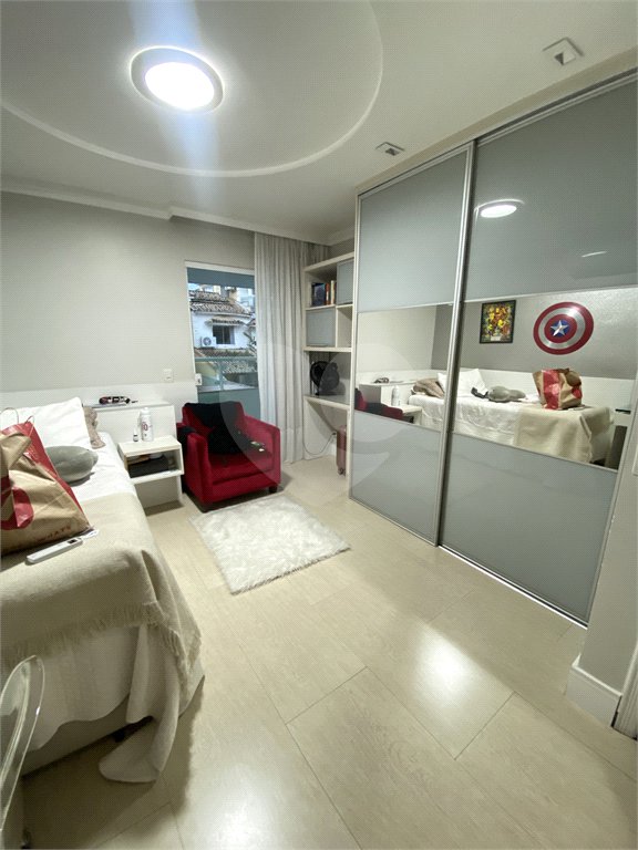 Casa à venda com 4 quartos, sendo 2 suítes, no condomínio Golden Village, Rio de Janeiro - RJ