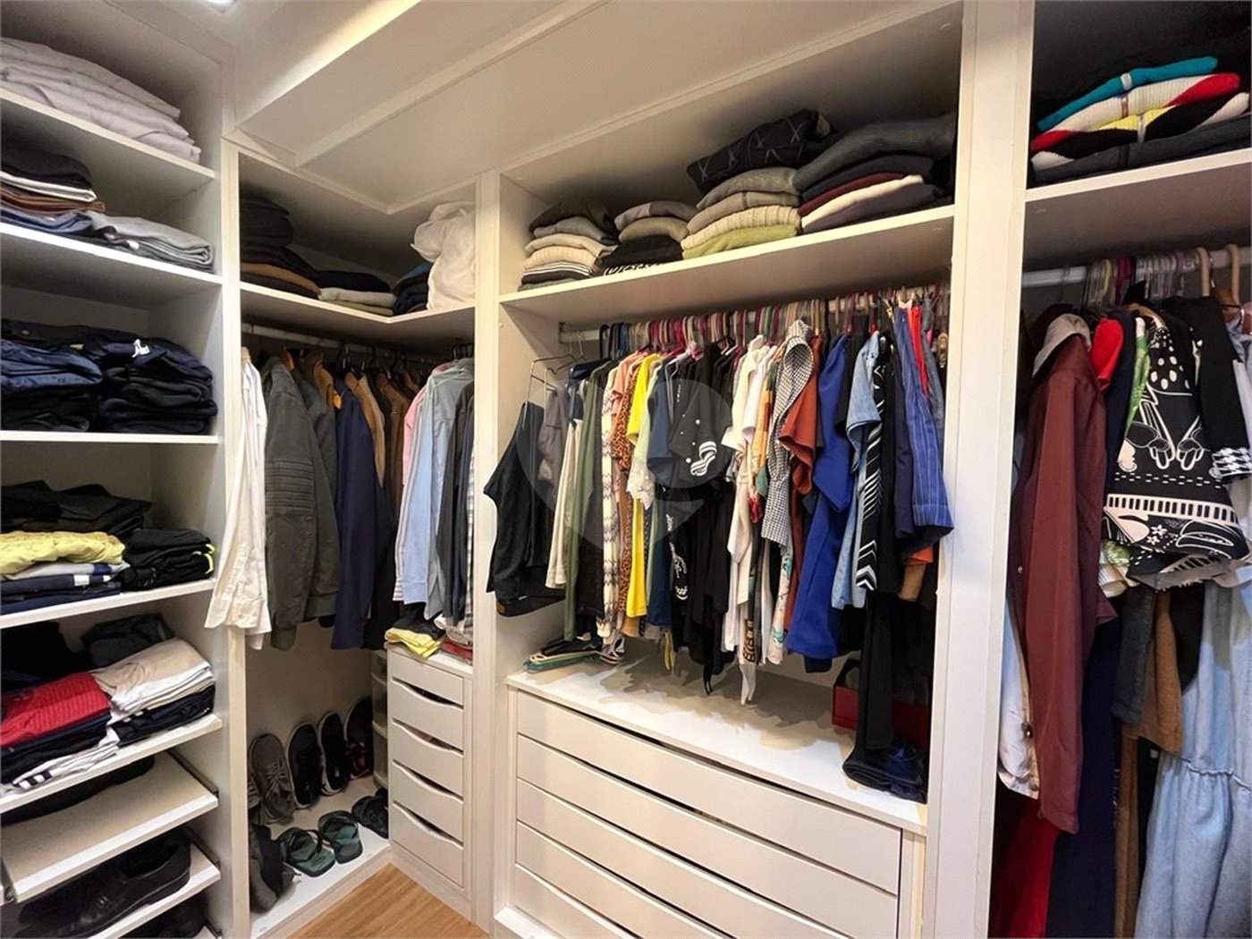 Apartamento á venda com 200m² - Bosque da Saúde