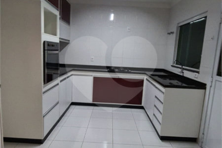 Casa à venda com 3 quartos, sendo 1 suíte, no condomínio Alvorada Parque Vitória, São Paulo - SP
