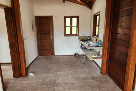 Casa à venda com 2 quartos, sendo 1 suíte, no condomínio Chácara Pedra Grande, Atibaia - SP
