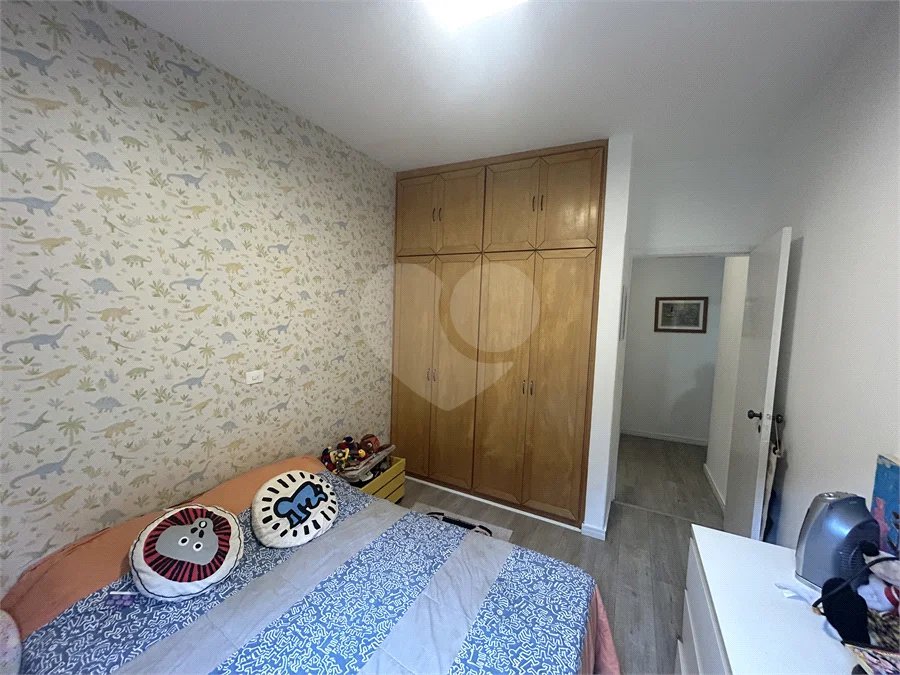 Casa em condomínio com 3 dormitórios, 01 suíte, garagem para 06 carros, área gourmet, piscina.
