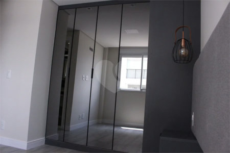 Apartamento 2 dormitórios, 1 suíte, 2 banheiros e 1 vaga de garagem.