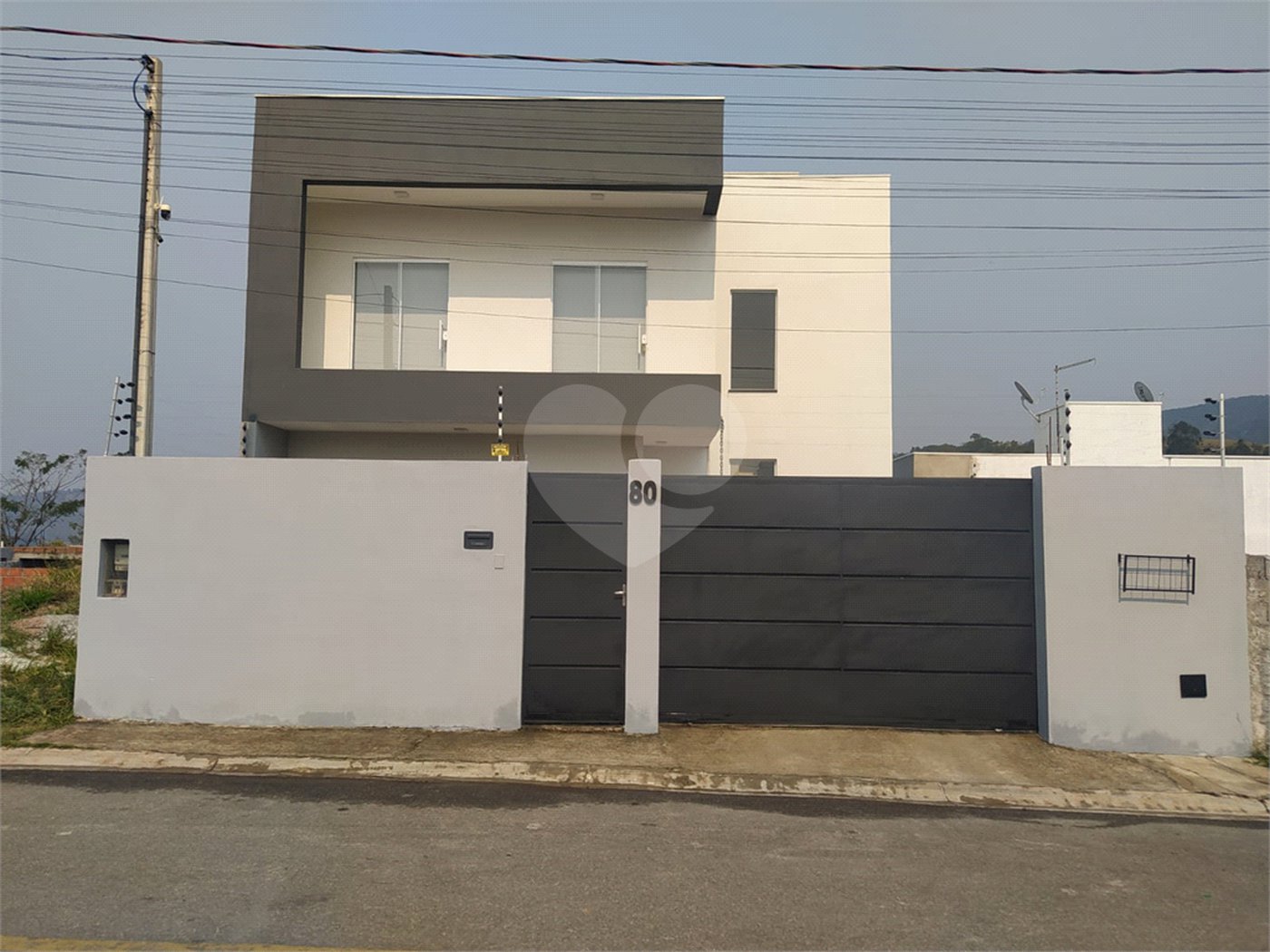 Sobrado à venda com 3 quartos, sendo 1 suíte,  no Centro, Bom Jesus dos Perdões, SP