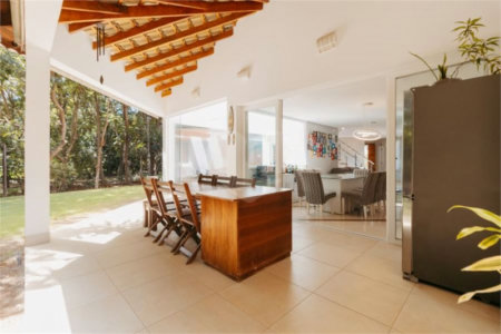 Casa à venda com 5 quartos, sendo 4 suítes, no condomínio Figueira Garden, Atibaia - SP