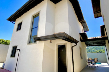 Casa à venda com 3 quartos, sendo 2 suítes, no condomínio Residencial Marchant Buarque, Atibaia - SP