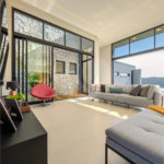 Indaiatuba - Quintas da Terracota - 1252 m² de terreno - casa térrea com 514 m² de área construída -3 vagas de garagem cobertas e 3 descobertas Lavabo - Sala de estar e jantar amplas e integradas - Escritório privativo - Cozinha toda equipada com geladeira, forno, micro-ondas, lava-louças,