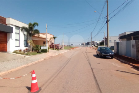 Casa à venda com 3 quartos, sendo 1 suíte, no condomínio Residencial Golden Ville, Itapetininga - SP