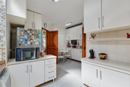 Casa à venda com 3 quartos, sendo 2 suítes, no condomínio Granja do Morumbi, São Paulo - SP