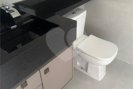 Casa à venda com 4 suítes no condomínio Figueira Garden, Atibaia - SP