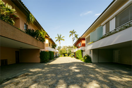 Casa à venda com 4 quartos, sendo 2 suítes, no condomínio Parque das Arvores, São Paulo - SP