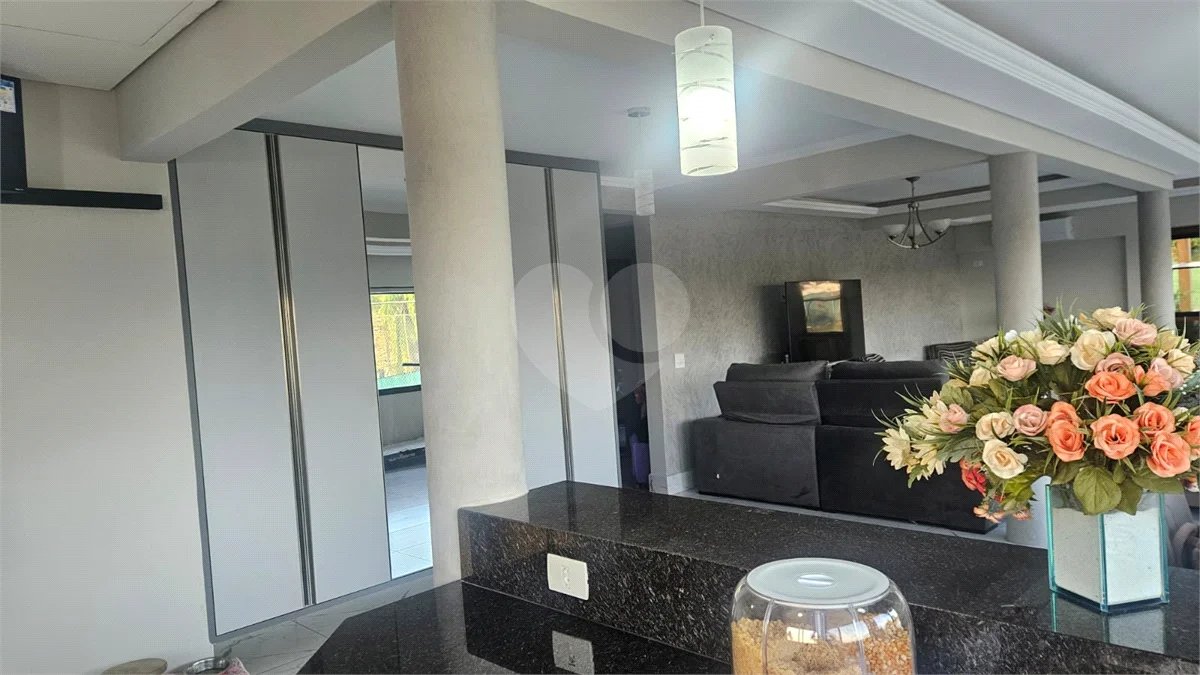 Indaiatuba- condominio Vale das Laranjeiras - Itaici - Terreno 3040,00 ms- construida 220ms - 3 dormitórios, sendo 2 suítes e uma suíte master com closet, além de uma sala ampla com 3 ambientes, Cozinha planejada,, campo de futebol/vôlei, Area de lazer com piscina, espaço gourmet com churrasque