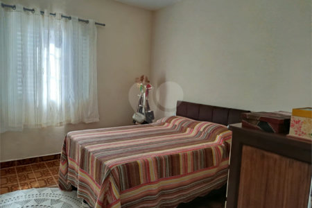 Casa térrea e espaçosa no centro da cidade por apenas R$370.000,00!!! Vamos agendar uma visita?