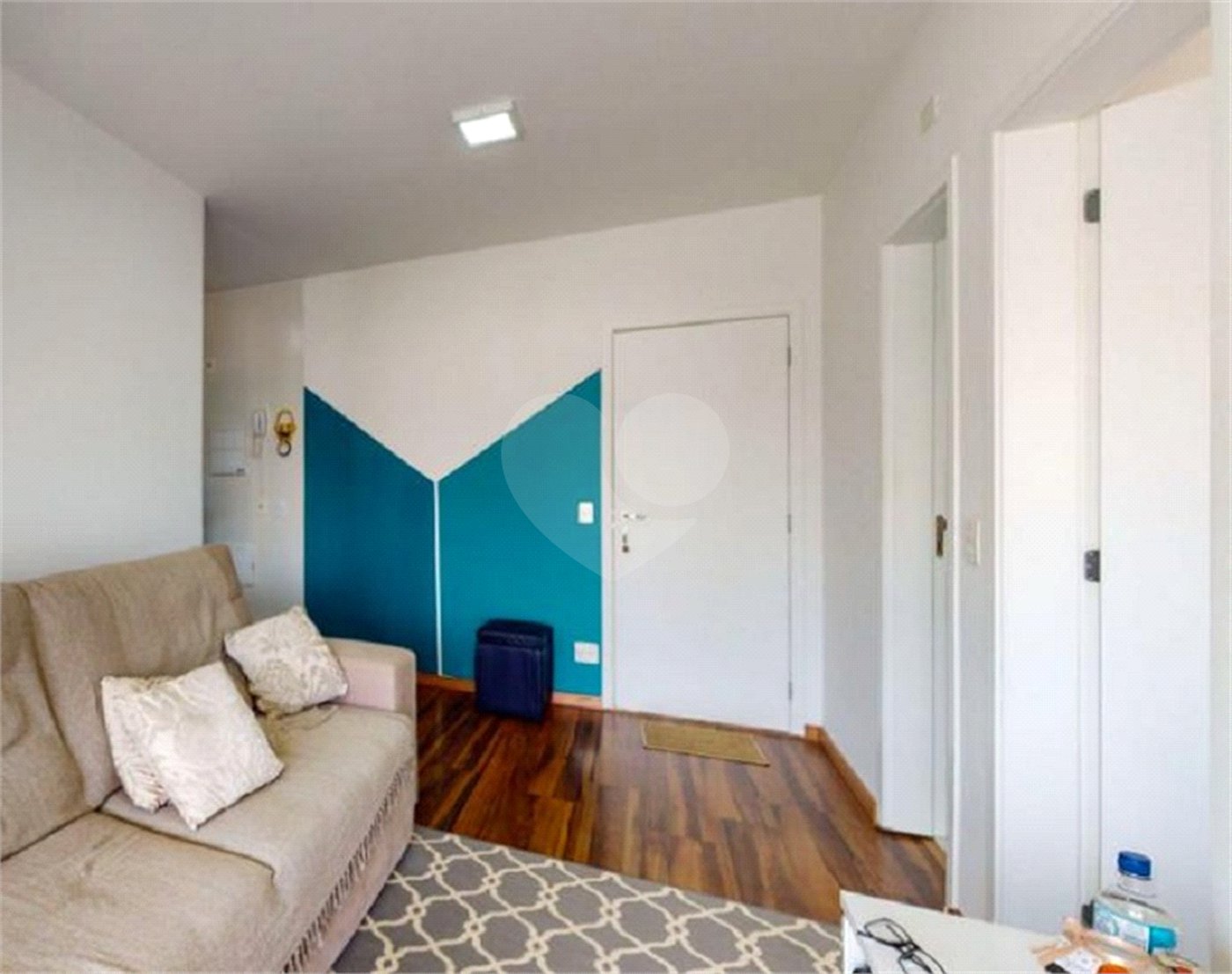 Apartamento no Cambuci, de 46m2 com 1 dormitório, cozinha com armários, sala com varanda e 1 vaga