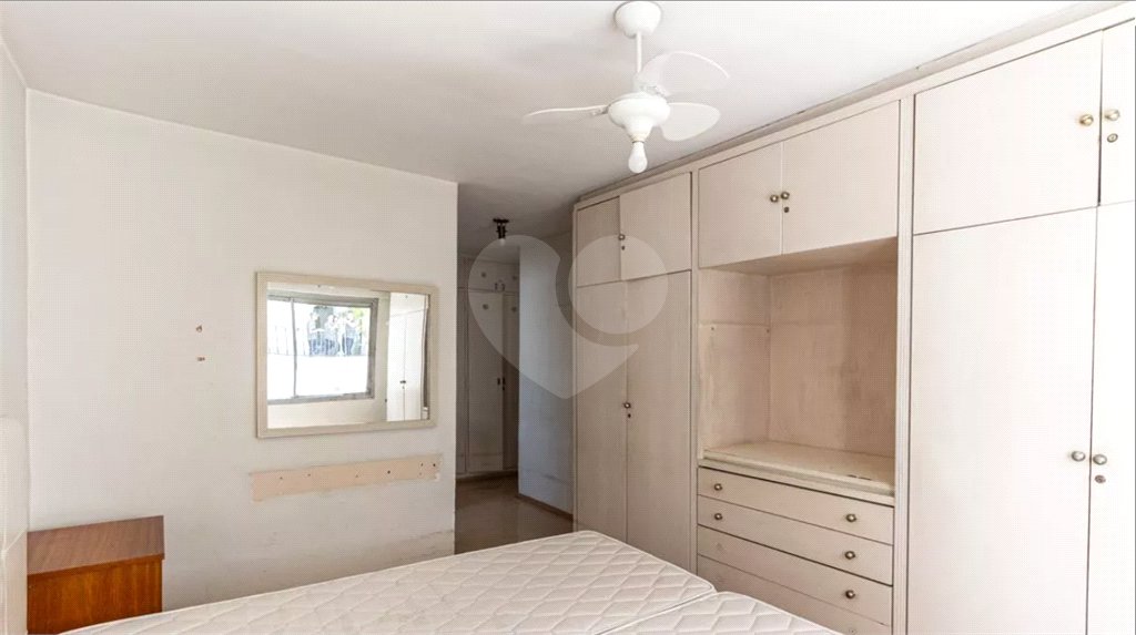 Este elegante apartamento em Higienópolis oferece 224m² de área muito bem distribuída, perfeito para quem valoriza conforto