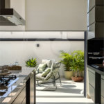 Indaiatuba - Condominio Villa Sapezal - 318 m² de Terreno - 230 m² de Área Construída - 3 suítes, sendo 1 Master com closet planejado - Sala de TV - Sala de estar integrada à Sala de jantar - Cozinha com móveis planejados - Despensa - Escritório planejado - Lavabo - Piscina com preparação para aquec