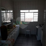 Ampla casa no condomÍnio Parque Fehr, contendo: