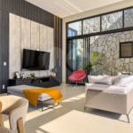 Indaiatuba - Quintas da Terracota - 1252 m² de terreno - casa térrea com 514 m² de área construída -3 vagas de garagem cobertas e 3 descobertas Lavabo - Sala de estar e jantar amplas e integradas - Escritório privativo - Cozinha toda equipada com geladeira, forno, micro-ondas, lava-louças,